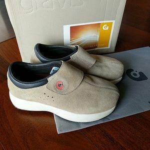 Minimalist suede velcro sneakers with thick sole